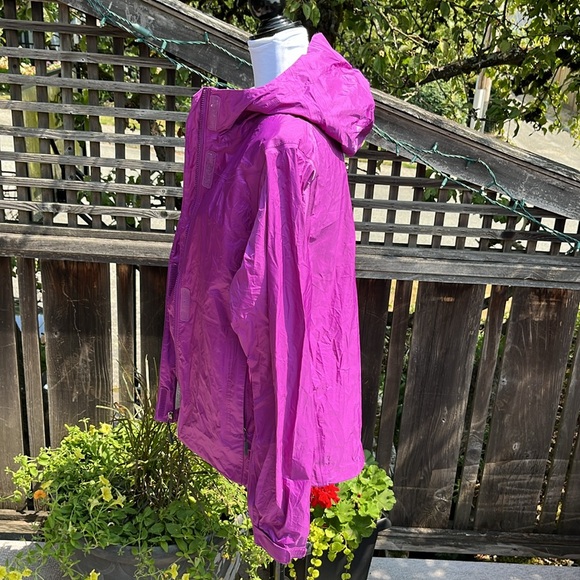 Stormtech Performance Rain and Windbreaker Jacket. Size Medium - Picture 9 of 16